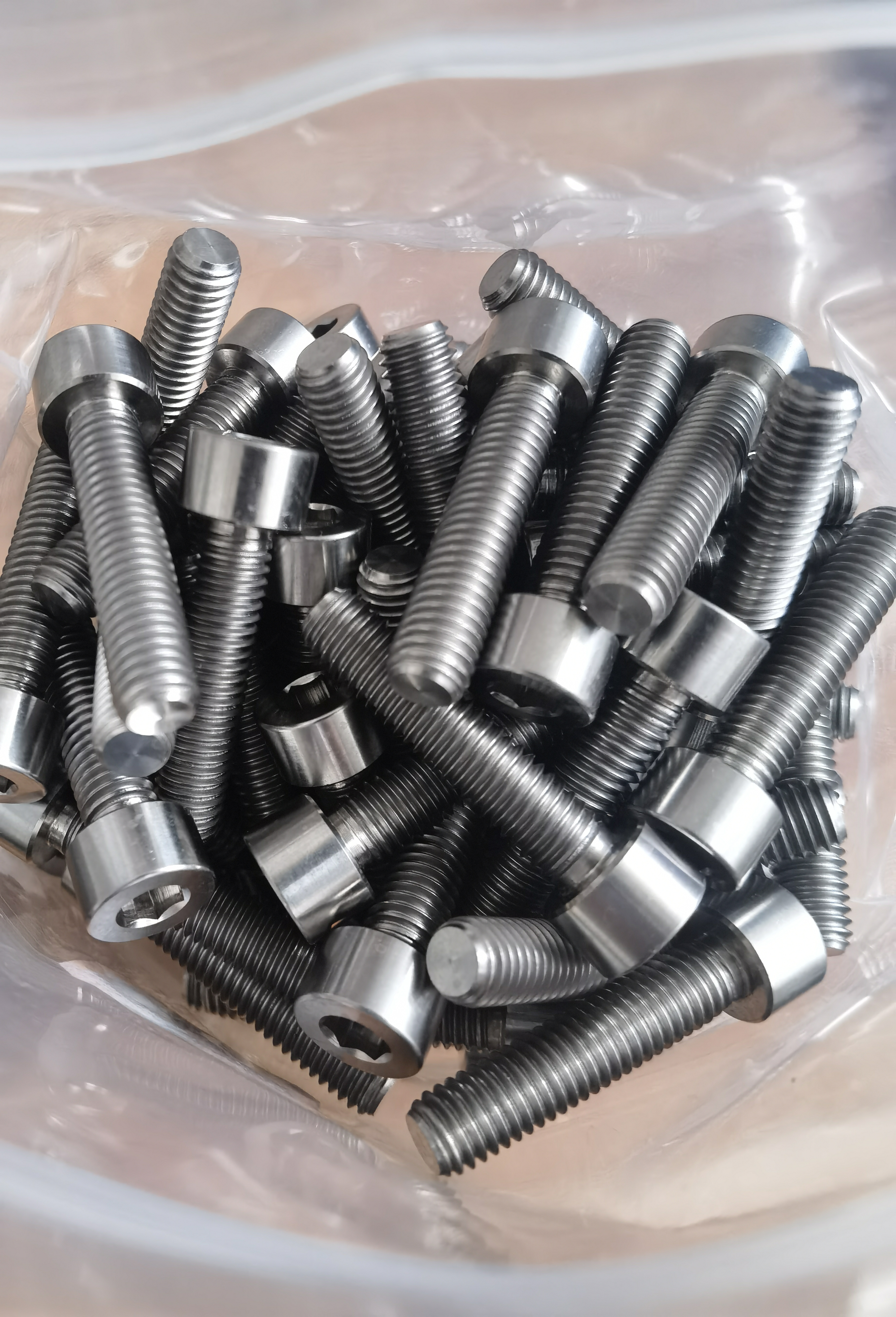 مسامير غطاء رأس مسدس التيتانيوم برأس منخفض DIN7984 GR5 GR2